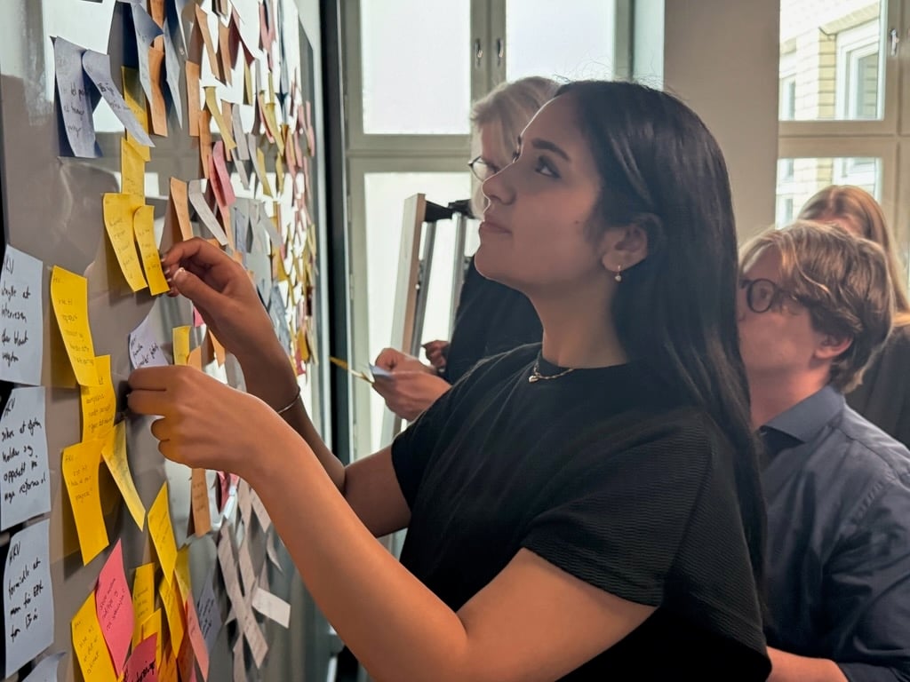 Student som setter opp postit-lapper