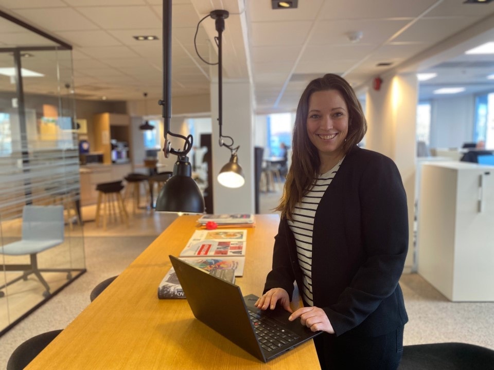 Bilde av Kristine som er ansatt i Finans Norge Forsikrinsgdrift. Foto.